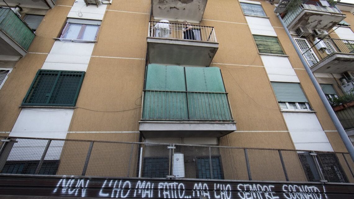 Palina per Fantozzi sulla Tangenziale Est per ricordare Paolo Villaggio