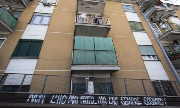 Palina per Fantozzi sulla Tangenziale Est per ricordare Paolo Villaggio